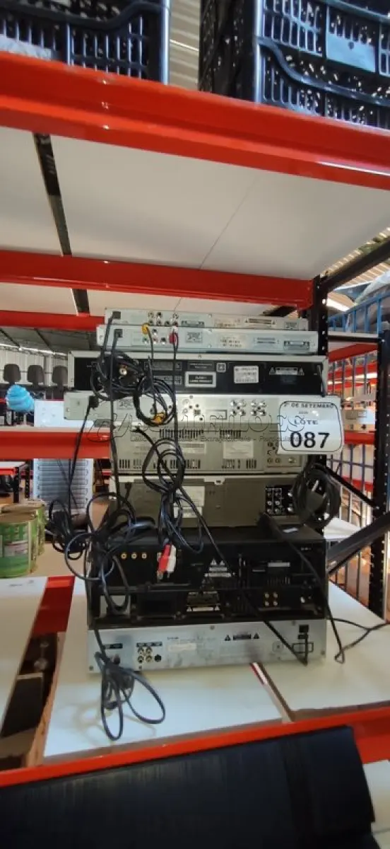 LOTE 087 - 04 APARELHOS DE VÍDEO CASSETE E 05 APARELHOS DE DVD DE MARCAS E MODELOS DIVERSOS. (NO ESTADO) ATENÇÃO! FAZER A VISITAÇÃO ANTES DE ARREMATAR, NÃO SABEMOS SE FUNCIONA, LEILÃO NÃO TEM GARANTIA E NEM DEVOLUÇÃO, SUJEITO A POSSÍVEIS AVARIAS VISÍVEIS/OCULTAS E/OU AUSÊNCIA DE COMPONENTES.