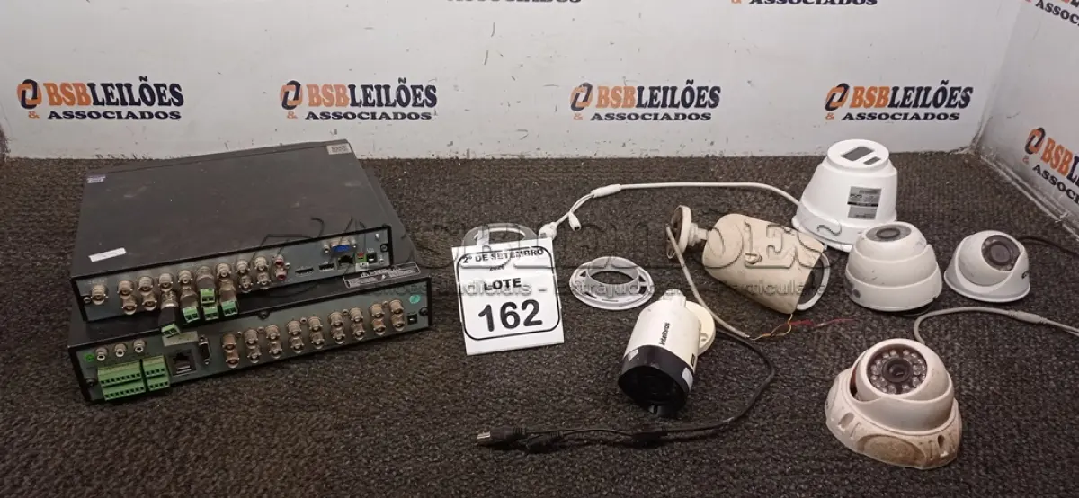 LOTE 162 - 02 DVR E 06 CÂMERAS DE SEGURANÇA. (NO ESTADO) ATENÇÃO! FAZER A VISITAÇÃO ANTES DE ARREMATAR, NÃO SABEMOS SE FUNCIONA, LEILÃO NÃO TEM GARANTIA E NEM DEVOLUÇÃO, SUJEITO A POSSÍVEIS AVARIAS VISÍVEIS/OCULTAS E/OU AUSÊNCIA DE COMPONENTES.