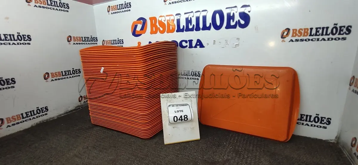 LOTE 048 - 51 BANDEJAS DE PLÁSTICO. (NO ESTADO) ATENÇÃO! FAZER A VISITAÇÃO ANTES DE ARREMATAR, NÃO SABEMOS SE FUNCIONA, LEILÃO NÃO TEM GARANTIA E NEM DEVOLUÇÃO, SUJEITO A POSSÍVEIS AVARIAS VISÍVEIS/OCULTAS E/OU AUSÊNCIA DE COMPONENTES.