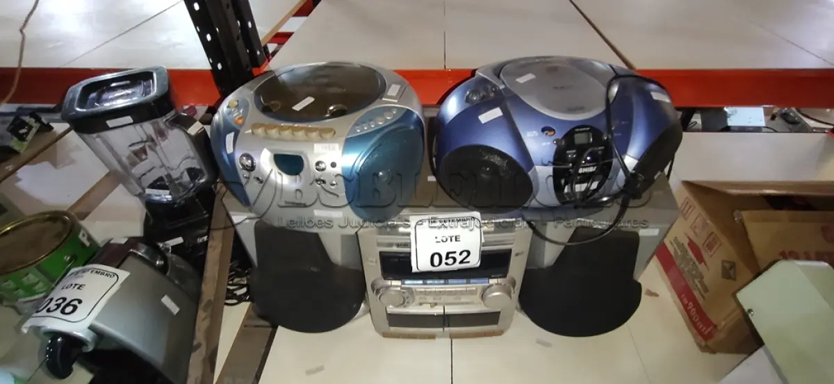 LOTE 052 - 02 APARELHOS DE SOM PORTÁTEIS E 01 MINI SYSTEM COM 02 CAIXAS MARCA PHILIPS. (NO ESTADO) ATENÇÃO! FAZER A VISITAÇÃO ANTES DE ARREMATAR, NÃO SABEMOS SE FUNCIONA, LEILÃO NÃO TEM GARANTIA E NEM DEVOLUÇÃO, SUJEITO A POSSÍVEIS AVARIAS VISÍVEIS/OCULTAS E/OU AUSÊNCIA DE COMPONENTES.