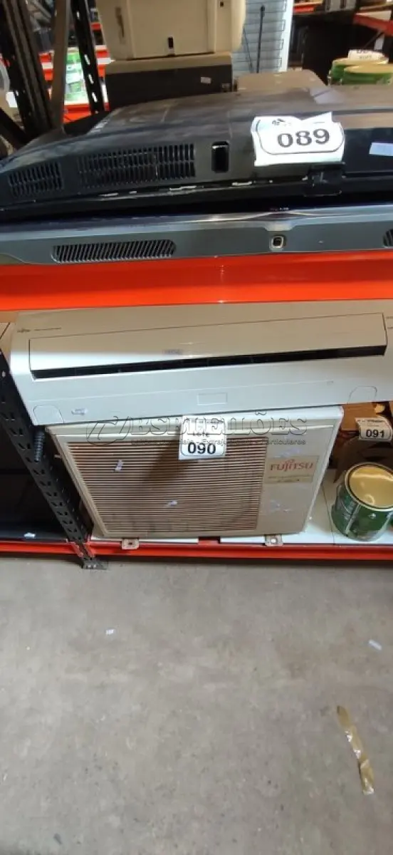 LOTE 090 - 01 AR CONDICIONADO DE 12000BTU/H MARCA FUJITSU. (NO ESTADO) ATENÇÃO! FAZER A VISITAÇÃO ANTES DE ARREMATAR, NÃO SABEMOS SE FUNCIONA, LEILÃO NÃO TEM GARANTIA E NEM DEVOLUÇÃO, SUJEITO A POSSÍVEIS AVARIAS VISÍVEIS/OCULTAS E/OU AUSÊNCIA DE COMPONENTES.