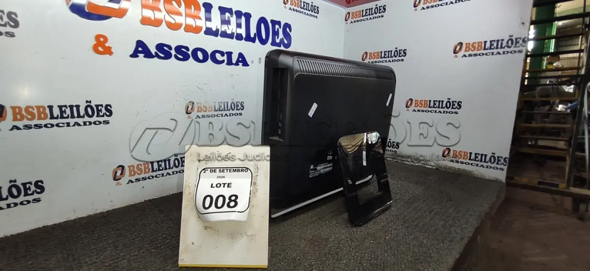 LOTE 008 - 01 COMPUTADOR ALL IN ONE MARCA AOC. (NO ESTADO) ATENÇÃO! FAZER A VISITAÇÃO ANTES DE ARREMATAR, NÃO SABEMOS SE FUNCIONA, LEILÃO NÃO TEM GARANTIA E NEM DEVOLUÇÃO, SUJEITO A POSSÍVEIS AVARIAS VISÍVEIS/OCULTAS E/OU AUSÊNCIA DE COMPONENTES.