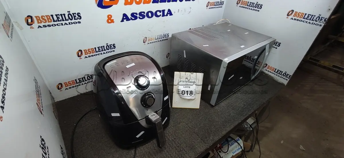 LOTE 018 - 01 MICRO-ONDAS MARCA BRASTEMP E 01 AIR FRYER DE 5,5L MARCA MONDIAL. (NO ESTADO) ATENÇÃO! FAZER A VISITAÇÃO ANTES DE ARREMATAR, NÃO SABEMOS SE FUNCIONA, LEILÃO NÃO TEM GARANTIA E NEM DEVOLUÇÃO, SUJEITO A POSSÍVEIS AVARIAS VISÍVEIS/OCULTAS E/OU AUSÊNCIA DE COMPONENTES.