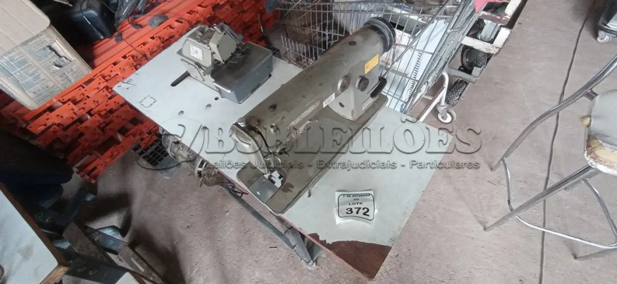 LOTE 372 - 01 BANCADA DE COSTURA COM 02 MÁQUINAS DE COSTURA SENDO 01 MODELO DB2-B755-3 MARCA BROTHER E 01 MARCA DAEWOO. (NO ESTADO) ATENÇÃO! FAZER A VISITAÇÃO ANTES DE ARREMATAR, NÃO SABEMOS SE FUNCIONA, LEILÃO NÃO TEM GARANTIA E NEM DEVOLUÇÃO, SUJEITO A POSSÍVEIS AVARIAS VISÍVEIS/OCULTAS E/OU AUSÊNCIA DE COMPONENTES.