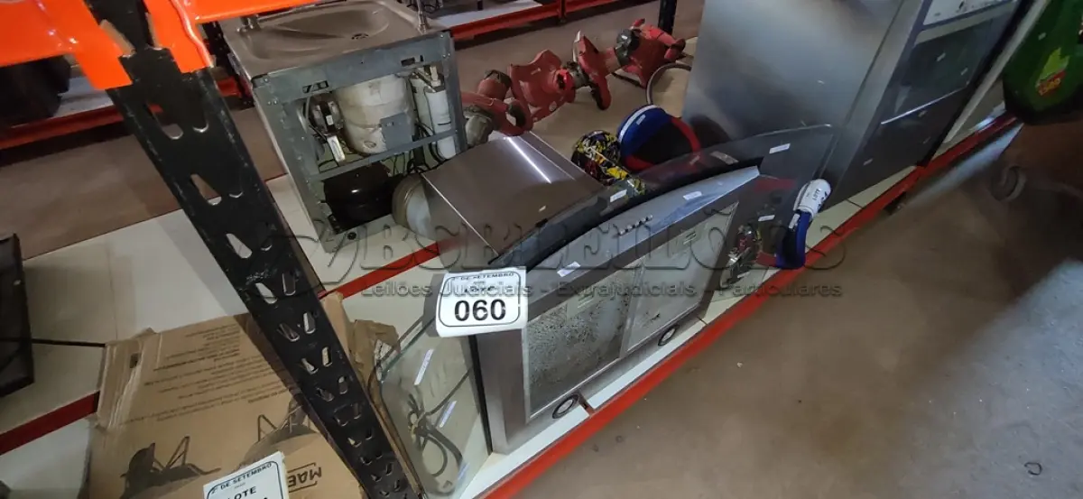 LOTE 060 - 01 COIFA MARCA MYRALUX. (NO ESTADO) ATENÇÃO! FAZER A VISITAÇÃO ANTES DE ARREMATAR, NÃO SABEMOS SE FUNCIONA, LEILÃO NÃO TEM GARANTIA E NEM DEVOLUÇÃO, SUJEITO A POSSÍVEIS AVARIAS VISÍVEIS/OCULTAS E/OU AUSÊNCIA DE COMPONENTES.