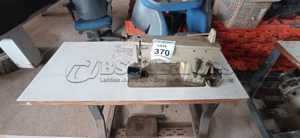 LOTE 370 - 01 MÁQUINA DE COSTURA COM BANCADA MODELO 021D201A MARCA SINGER. (NO ESTADO) ATENÇÃO! FAZER A VISITAÇÃO ANTES DE ARREMATAR, NÃO SABEMOS SE FUNCIONA, LEILÃO NÃO TEM GARANTIA E NEM DEVOLUÇÃO, SUJEITO A POSSÍVEIS AVARIAS VISÍVEIS/OCULTAS E/OU AUSÊNCIA DE COMPONENTES.