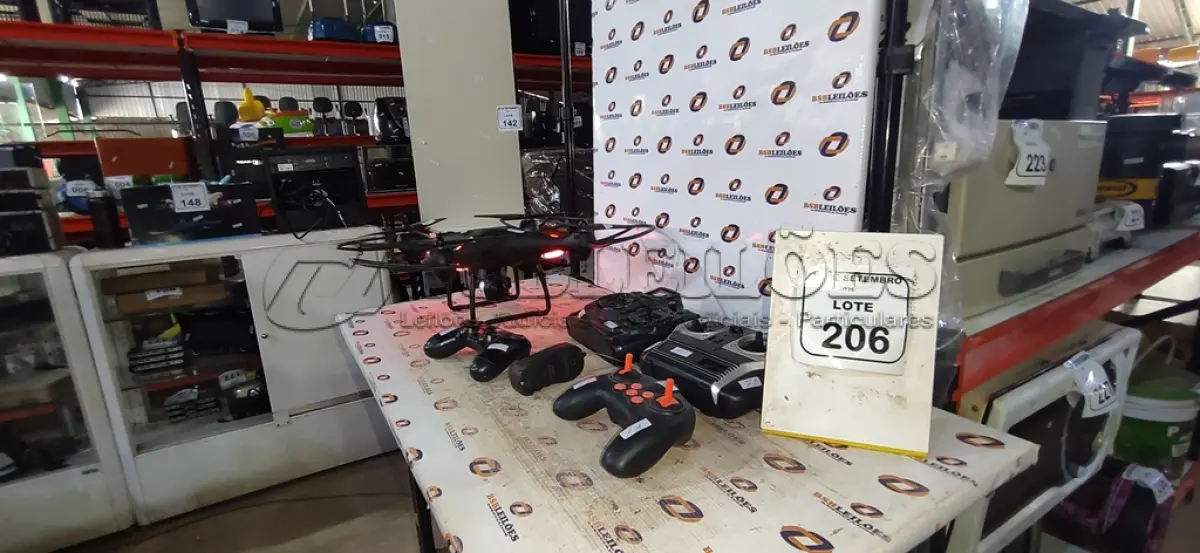 LOTE 206 - 01 DRONE MARCA HOLY STONE, 03 TRANSMISSORES DE RÁDIO CONTROLE E 01 CONTROLE DE PLAY STATION. (NO ESTADO) ATENÇÃO! FAZER A VISITAÇÃO ANTES DE ARREMATAR, NÃO SABEMOS SE FUNCIONA, LEILÃO NÃO TEM GARANTIA E NEM DEVOLUÇÃO, SUJEITO A POSSÍVEIS AVARIAS VISÍVEIS/OCULTAS E/OU AUSÊNCIA DE COMPONENTES.