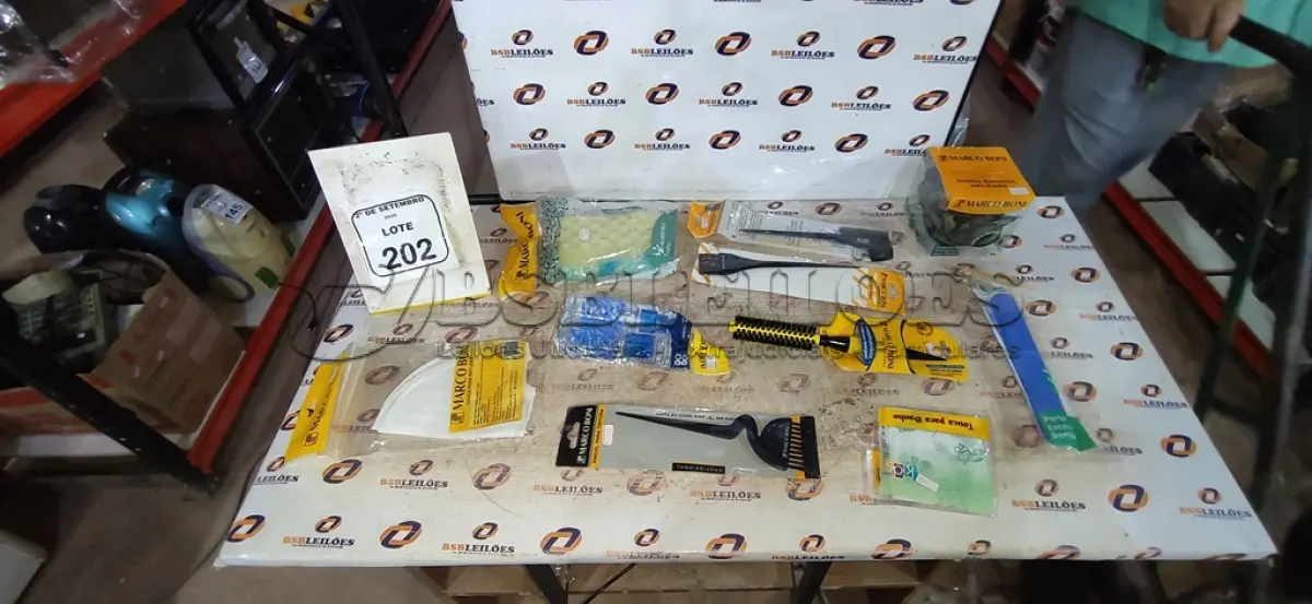 LOTE 202 - 01 LOTE COM UTENSÍLIOS DE HIGIENE E CUIDADOS PESSOAIS DIVERSOS. (NO ESTADO) ATENÇÃO! FAZER A VISITAÇÃO ANTES DE ARREMATAR, NÃO SABEMOS SE FUNCIONA, LEILÃO NÃO TEM GARANTIA E NEM DEVOLUÇÃO, SUJEITO A POSSÍVEIS AVARIAS VISÍVEIS/OCULTAS E/OU AUSÊNCIA DE COMPONENTES.