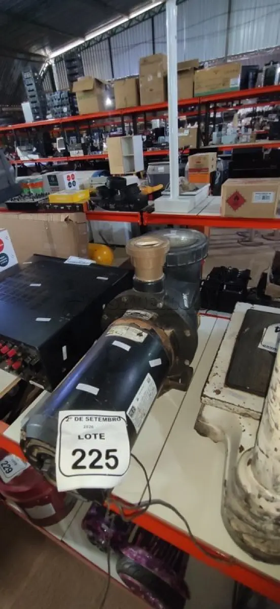 LOTE 225 - 01 BOMBA DE PISCINA MARCA JACUZZI MODELO 3B-T 3CV MOTOR DE INDUÇÃO GAIOLA WEG. (NO ESTADO) ATENÇÃO! FAZER A VISITAÇÃO ANTES DE ARREMATAR, NÃO SABEMOS SE FUNCIONA, LEILÃO NÃO TEM GARANTIA E NEM DEVOLUÇÃO, SUJEITO A POSSÍVEIS AVARIAS VISÍVEIS/OCULTAS E/OU AUSÊNCIA DE COMPONENTES.
