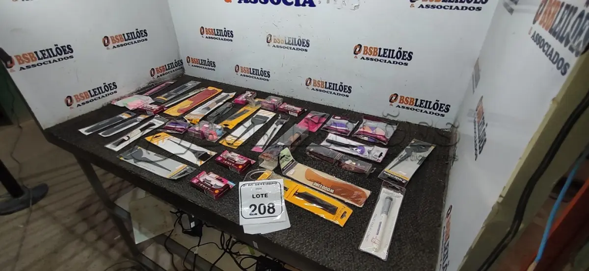 LOTE 208 - 01 LOTE COM UTENSÍLIOS DE HIGIENE E CUIDADOS PESSOAIS DIVERSOS. (NO ESTADO) ATENÇÃO! FAZER A VISITAÇÃO ANTES DE ARREMATAR, NÃO SABEMOS SE FUNCIONA, LEILÃO NÃO TEM GARANTIA E NEM DEVOLUÇÃO, SUJEITO A POSSÍVEIS AVARIAS VISÍVEIS/OCULTAS E/OU AUSÊNCIA DE COMPONENTES.