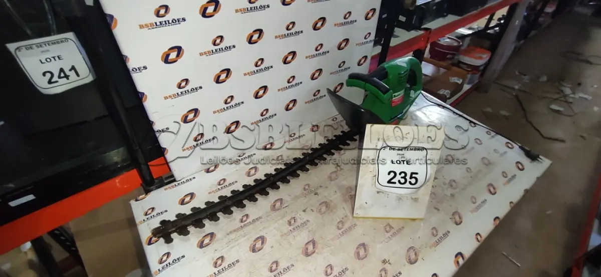 LOTE 235 - 01 MÁQUINA DE CORTAR CERCA VIVA MARCA TRAPP. (NO ESTADO) ATENÇÃO! FAZER A VISITAÇÃO ANTES DE ARREMATAR, NÃO SABEMOS SE FUNCIONA, LEILÃO NÃO TEM GARANTIA E NEM DEVOLUÇÃO, SUJEITO A POSSÍVEIS AVARIAS VISÍVEIS/OCULTAS E/OU AUSÊNCIA DE COMPONENTES.