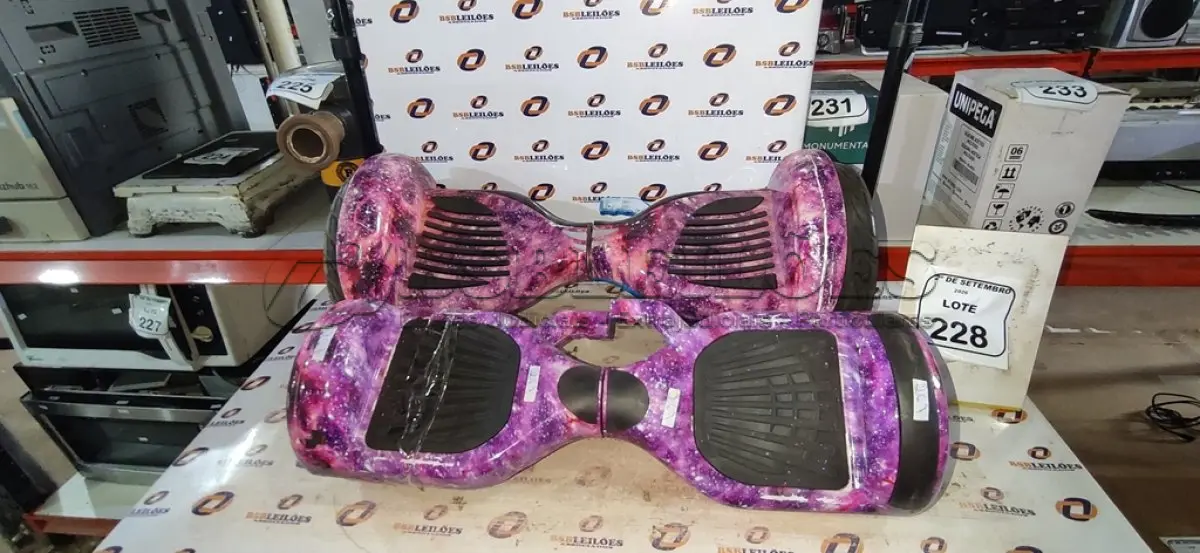 LOTE 228 - 02 HOVERBOARDS SEM CARREGADOR. (NO ESTADO) ATENÇÃO! FAZER A VISITAÇÃO ANTES DE ARREMATAR, NÃO SABEMOS SE FUNCIONA, LEILÃO NÃO TEM GARANTIA E NEM DEVOLUÇÃO, SUJEITO A POSSÍVEIS AVARIAS VISÍVEIS/OCULTAS E/OU AUSÊNCIA DE COMPONENTES.