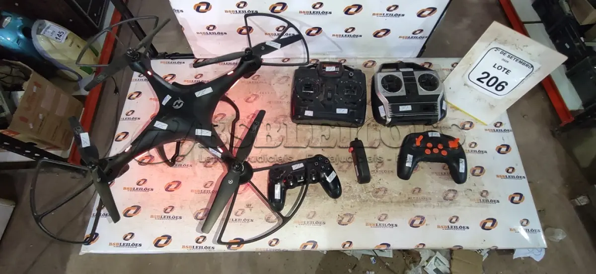 LOTE 206 - 01 DRONE MARCA HOLY STONE, 03 TRANSMISSORES DE RÁDIO CONTROLE E 01 CONTROLE DE PLAY STATION. (NO ESTADO) ATENÇÃO! FAZER A VISITAÇÃO ANTES DE ARREMATAR, NÃO SABEMOS SE FUNCIONA, LEILÃO NÃO TEM GARANTIA E NEM DEVOLUÇÃO, SUJEITO A POSSÍVEIS AVARIAS VISÍVEIS/OCULTAS E/OU AUSÊNCIA DE COMPONENTES.