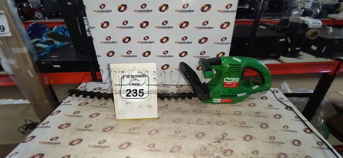 LOTE 235 - 01 MÁQUINA DE CORTAR CERCA VIVA MARCA TRAPP. (NO ESTADO) ATENÇÃO! FAZER A VISITAÇÃO ANTES DE ARREMATAR, NÃO SABEMOS SE FUNCIONA, LEILÃO NÃO TEM GARANTIA E NEM DEVOLUÇÃO, SUJEITO A POSSÍVEIS AVARIAS VISÍVEIS/OCULTAS E/OU AUSÊNCIA DE COMPONENTES.
