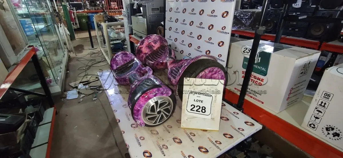 LOTE 228 - 02 HOVERBOARDS SEM CARREGADOR. (NO ESTADO) ATENÇÃO! FAZER A VISITAÇÃO ANTES DE ARREMATAR, NÃO SABEMOS SE FUNCIONA, LEILÃO NÃO TEM GARANTIA E NEM DEVOLUÇÃO, SUJEITO A POSSÍVEIS AVARIAS VISÍVEIS/OCULTAS E/OU AUSÊNCIA DE COMPONENTES.