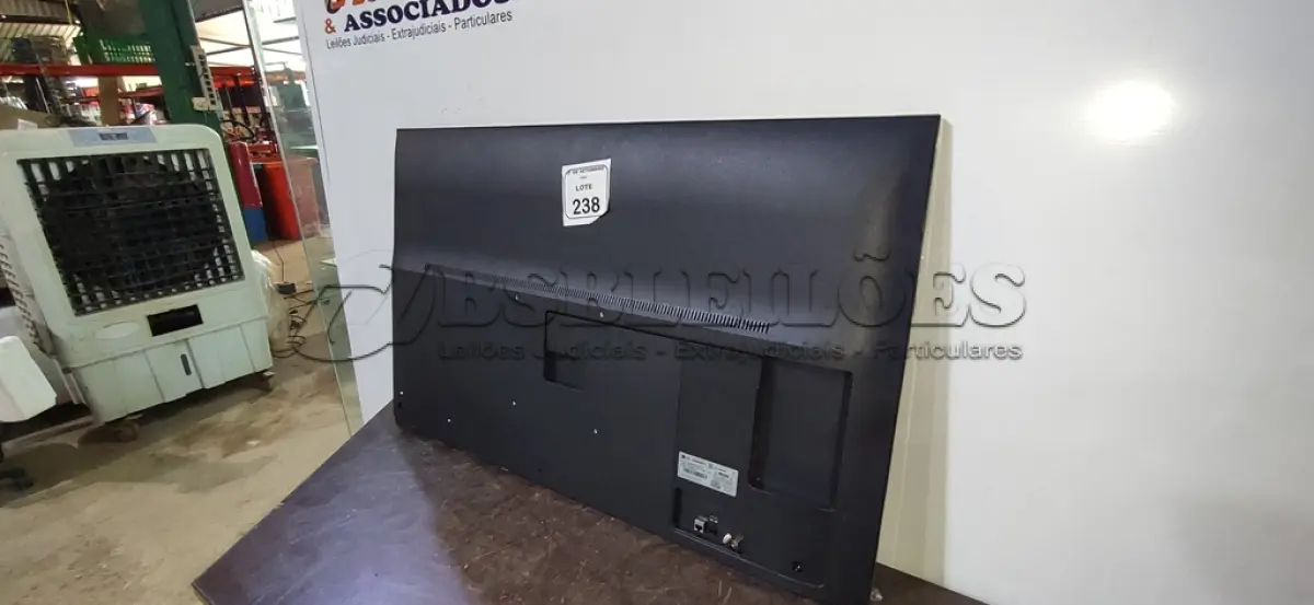 LOTE 238 - 01 TV 50’’ MARCA LG. (NO ESTADO) ATENÇÃO! FAZER A VISITAÇÃO ANTES DE ARREMATAR, NÃO SABEMOS SE FUNCIONA, LEILÃO NÃO TEM GARANTIA E NEM DEVOLUÇÃO, SUJEITO A POSSÍVEIS AVARIAS VISÍVEIS/OCULTAS E/OU AUSÊNCIA DE COMPONENTES.