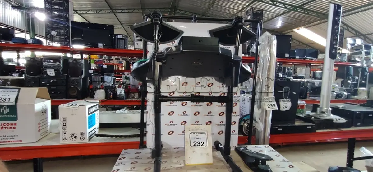 LOTE 232 - 01 BATERIA DE GUITAR HERO. (NO ESTADO) ATENÇÃO! FAZER A VISITAÇÃO ANTES DE ARREMATAR, NÃO SABEMOS SE FUNCIONA, LEILÃO NÃO TEM GARANTIA E NEM DEVOLUÇÃO, SUJEITO A POSSÍVEIS AVARIAS VISÍVEIS/OCULTAS E/OU AUSÊNCIA DE COMPONENTES.