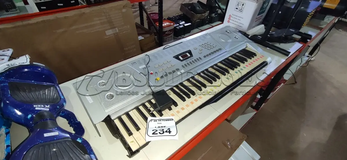 LOTE 234 - 01 TECLADO MUSICAL MODELO KB 224 MARCA KEY BLACK. (NO ESTADO) ATENÇÃO! FAZER A VISITAÇÃO ANTES DE ARREMATAR, NÃO SABEMOS SE FUNCIONA, LEILÃO NÃO TEM GARANTIA E NEM DEVOLUÇÃO, SUJEITO A POSSÍVEIS AVARIAS VISÍVEIS/OCULTAS E/OU AUSÊNCIA DE COMPONENTES.