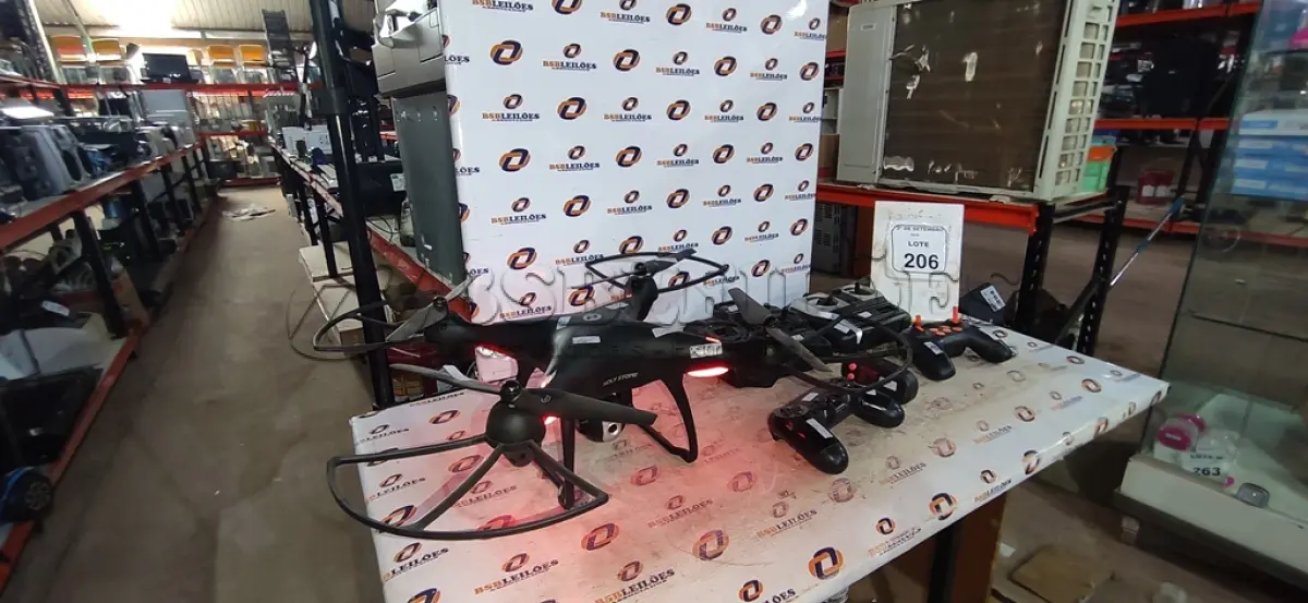 LOTE 206 - 01 DRONE MARCA HOLY STONE, 03 TRANSMISSORES DE RÁDIO CONTROLE E 01 CONTROLE DE PLAY STATION. (NO ESTADO) ATENÇÃO! FAZER A VISITAÇÃO ANTES DE ARREMATAR, NÃO SABEMOS SE FUNCIONA, LEILÃO NÃO TEM GARANTIA E NEM DEVOLUÇÃO, SUJEITO A POSSÍVEIS AVARIAS VISÍVEIS/OCULTAS E/OU AUSÊNCIA DE COMPONENTES.