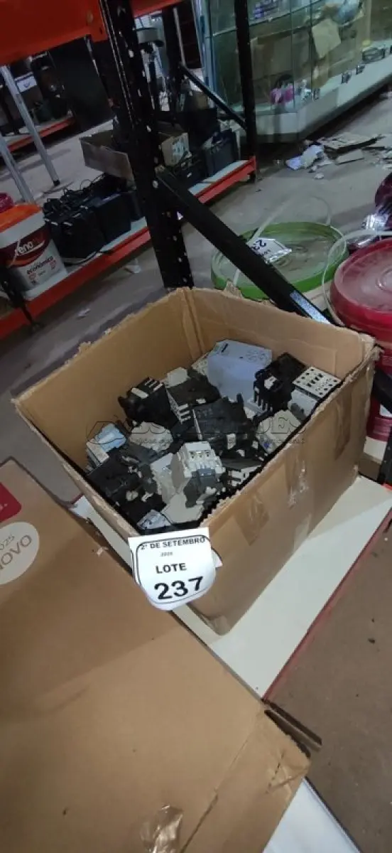 LOTE 237 - 01 LOTE COM GRANDE QUANTIDADE DE DISJUNTORES DE MARCAS E MODELOS DIVERSOS. (NO ESTADO) ATENÇÃO! FAZER A VISITAÇÃO ANTES DE ARREMATAR, NÃO SABEMOS SE FUNCIONA, LEILÃO NÃO TEM GARANTIA E NEM DEVOLUÇÃO, SUJEITO A POSSÍVEIS AVARIAS VISÍVEIS/OCULTAS E/OU AUSÊNCIA DE COMPONENTES.