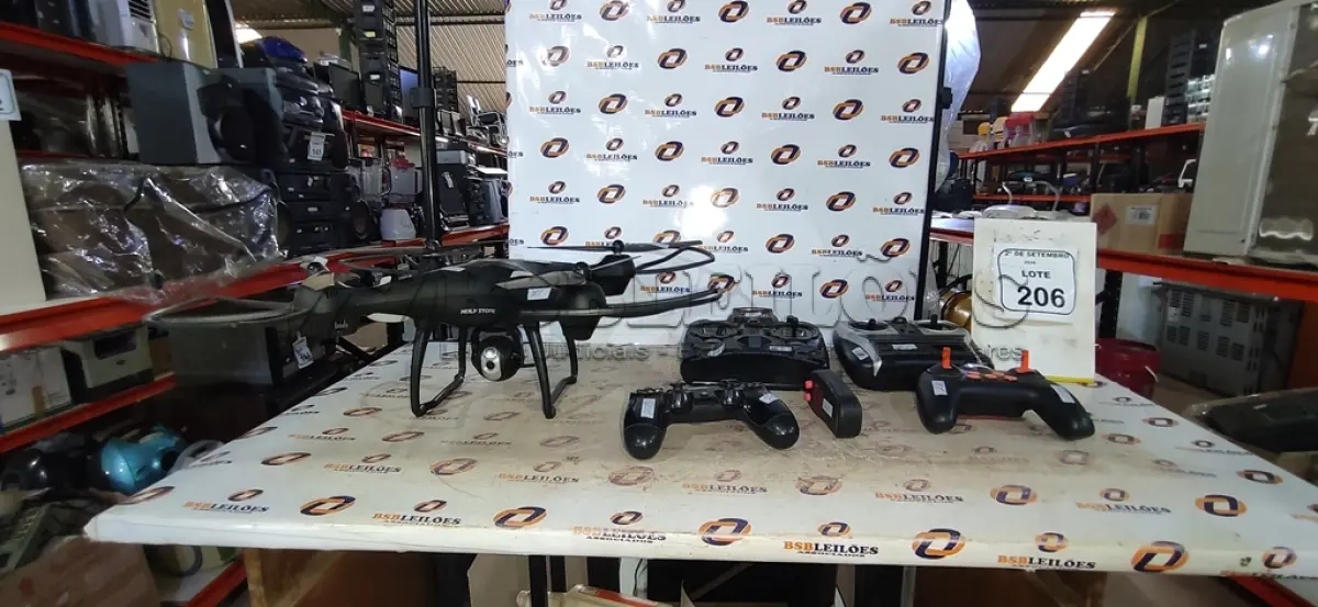 LOTE 206 - 01 DRONE MARCA HOLY STONE, 03 TRANSMISSORES DE RÁDIO CONTROLE E 01 CONTROLE DE PLAY STATION. (NO ESTADO) ATENÇÃO! FAZER A VISITAÇÃO ANTES DE ARREMATAR, NÃO SABEMOS SE FUNCIONA, LEILÃO NÃO TEM GARANTIA E NEM DEVOLUÇÃO, SUJEITO A POSSÍVEIS AVARIAS VISÍVEIS/OCULTAS E/OU AUSÊNCIA DE COMPONENTES.