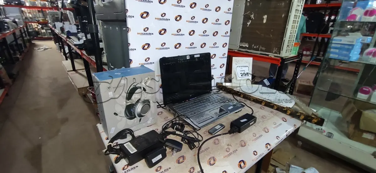 LOTE 203 - 01 NOTEBOOK MARCA HP COM FONTE, 01 MOLDEM, 01 HEADPHONE MARCA NUBWO E 01 CÍTARA COM PARTITURAS. (NO ESTADO) ATENÇÃO! FAZER A VISITAÇÃO ANTES DE ARREMATAR, NÃO SABEMOS SE FUNCIONA, LEILÃO NÃO TEM GARANTIA E NEM DEVOLUÇÃO, SUJEITO A POSSÍVEIS AVARIAS VISÍVEIS/OCULTAS E/OU AUSÊNCIA DE COMPONENTES.