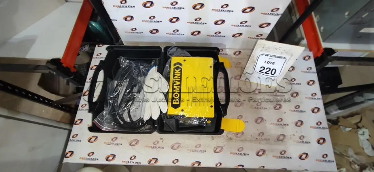 LOTE 220 - 01 MÁQUINA DE SOLDA COM ACESSÓRIOS MARCA BOMVINK. (NO ESTADO) ATENÇÃO! FAZER A VISITAÇÃO ANTES DE ARREMATAR, NÃO SABEMOS SE FUNCIONA, LEILÃO NÃO TEM GARANTIA E NEM DEVOLUÇÃO, SUJEITO A POSSÍVEIS AVARIAS VISÍVEIS/OCULTAS E/OU AUSÊNCIA DE COMPONENTES.