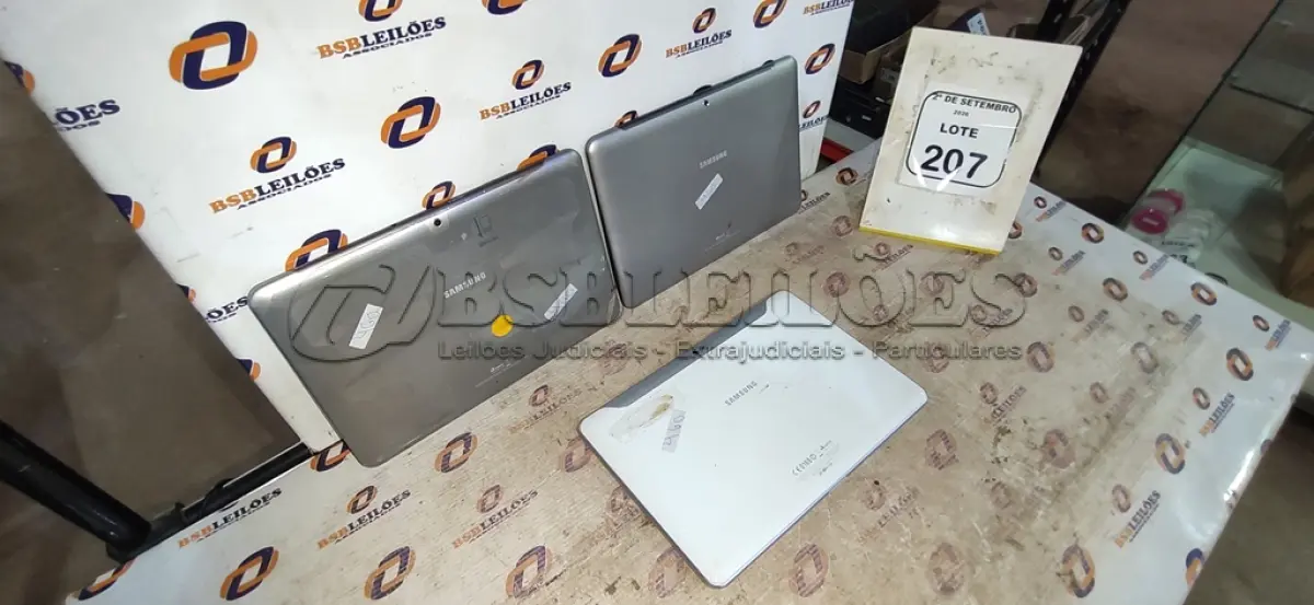 LOTE 207 - 02 TABLETS MARCA SAMSUNG SEM FONTE. (NO ESTADO) ATENÇÃO! FAZER A VISITAÇÃO ANTES DE ARREMATAR, NÃO SABEMOS SE FUNCIONA, LEILÃO NÃO TEM GARANTIA E NEM DEVOLUÇÃO, SUJEITO A POSSÍVEIS AVARIAS VISÍVEIS/OCULTAS E/OU AUSÊNCIA DE COMPONENTES.