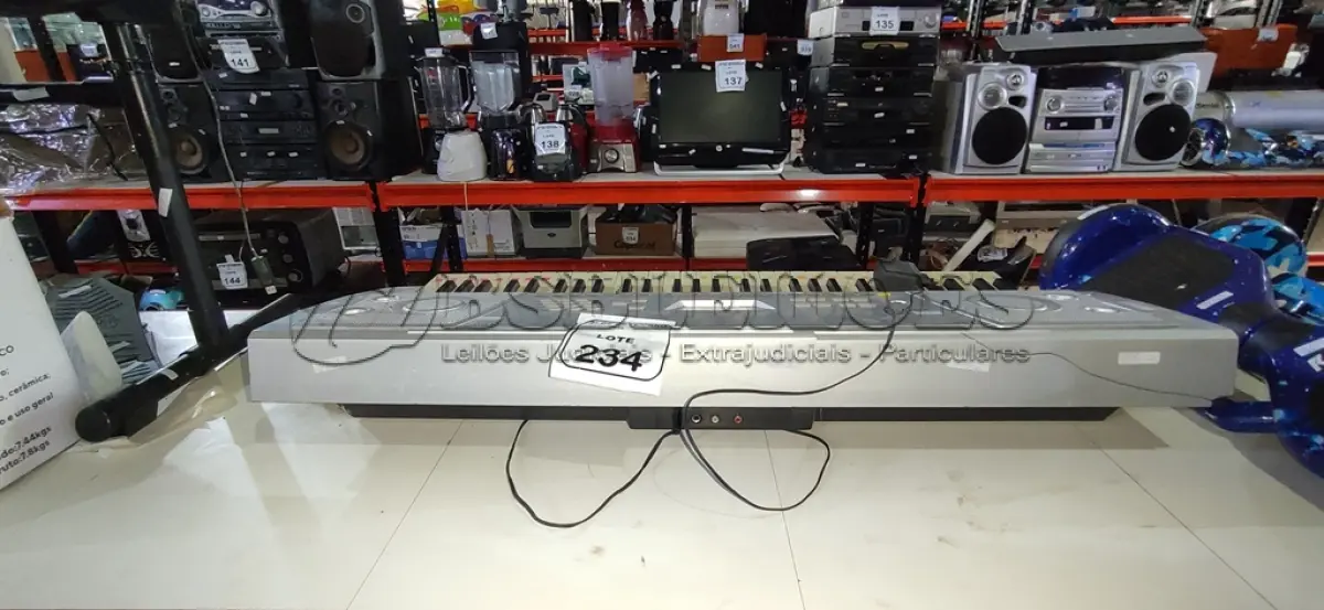 LOTE 234 - 01 TECLADO MUSICAL MODELO KB 224 MARCA KEY BLACK. (NO ESTADO) ATENÇÃO! FAZER A VISITAÇÃO ANTES DE ARREMATAR, NÃO SABEMOS SE FUNCIONA, LEILÃO NÃO TEM GARANTIA E NEM DEVOLUÇÃO, SUJEITO A POSSÍVEIS AVARIAS VISÍVEIS/OCULTAS E/OU AUSÊNCIA DE COMPONENTES.