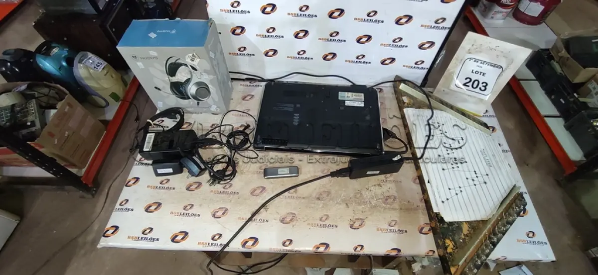 LOTE 203 - 01 NOTEBOOK MARCA HP COM FONTE, 01 MOLDEM, 01 HEADPHONE MARCA NUBWO E 01 CÍTARA COM PARTITURAS. (NO ESTADO) ATENÇÃO! FAZER A VISITAÇÃO ANTES DE ARREMATAR, NÃO SABEMOS SE FUNCIONA, LEILÃO NÃO TEM GARANTIA E NEM DEVOLUÇÃO, SUJEITO A POSSÍVEIS AVARIAS VISÍVEIS/OCULTAS E/OU AUSÊNCIA DE COMPONENTES.