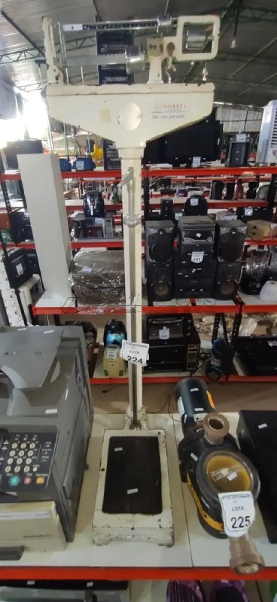 LOTE 224 - 01 BALANÇA ANTROPOMÉTRICA. (NO ESTADO) ATENÇÃO! FAZER A VISITAÇÃO ANTES DE ARREMATAR, NÃO SABEMOS SE FUNCIONA, LEILÃO NÃO TEM GARANTIA E NEM DEVOLUÇÃO, SUJEITO A POSSÍVEIS AVARIAS VISÍVEIS/OCULTAS E/OU AUSÊNCIA DE COMPONENTES.