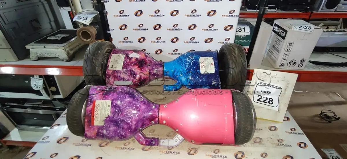 LOTE 228 - 02 HOVERBOARDS SEM CARREGADOR. (NO ESTADO) ATENÇÃO! FAZER A VISITAÇÃO ANTES DE ARREMATAR, NÃO SABEMOS SE FUNCIONA, LEILÃO NÃO TEM GARANTIA E NEM DEVOLUÇÃO, SUJEITO A POSSÍVEIS AVARIAS VISÍVEIS/OCULTAS E/OU AUSÊNCIA DE COMPONENTES.