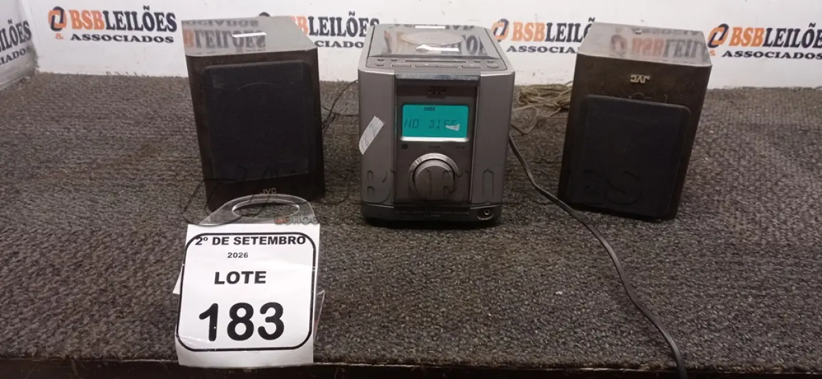 LOTE 183 - 01 MINI SYSTEM COMPACTO COM 02 CAIXAS MODELO FS-1000 MARCA JVC. (NO ESTADO) ATENÇÃO! FAZER A VISITAÇÃO ANTES DE ARREMATAR, NÃO SABEMOS SE FUNCIONA, LEILÃO NÃO TEM GARANTIA E NEM DEVOLUÇÃO, SUJEITO A POSSÍVEIS AVARIAS VISÍVEIS/OCULTAS E/OU AUSÊNCIA DE COMPONENTES.
