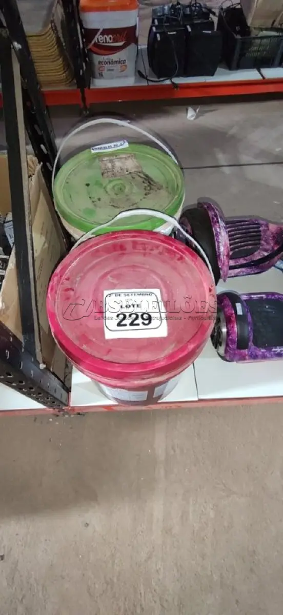 LOTE 229 - 01 BALDE DE TINTA DE PISOS ACRÍLICO PREMIUM NA COR VERMELHO SEGURANÇA FOSCO 18L MARCA RENNER. (NO ESTADO) ATENÇÃO! FAZER A VISITAÇÃO ANTES DE ARREMATAR, NÃO SABEMOS SE FUNCIONA, LEILÃO NÃO TEM GARANTIA E NEM DEVOLUÇÃO, SUJEITO A POSSÍVEIS AVARIAS VISÍVEIS/OCULTAS E/OU AUSÊNCIA DE COMPONENTES.