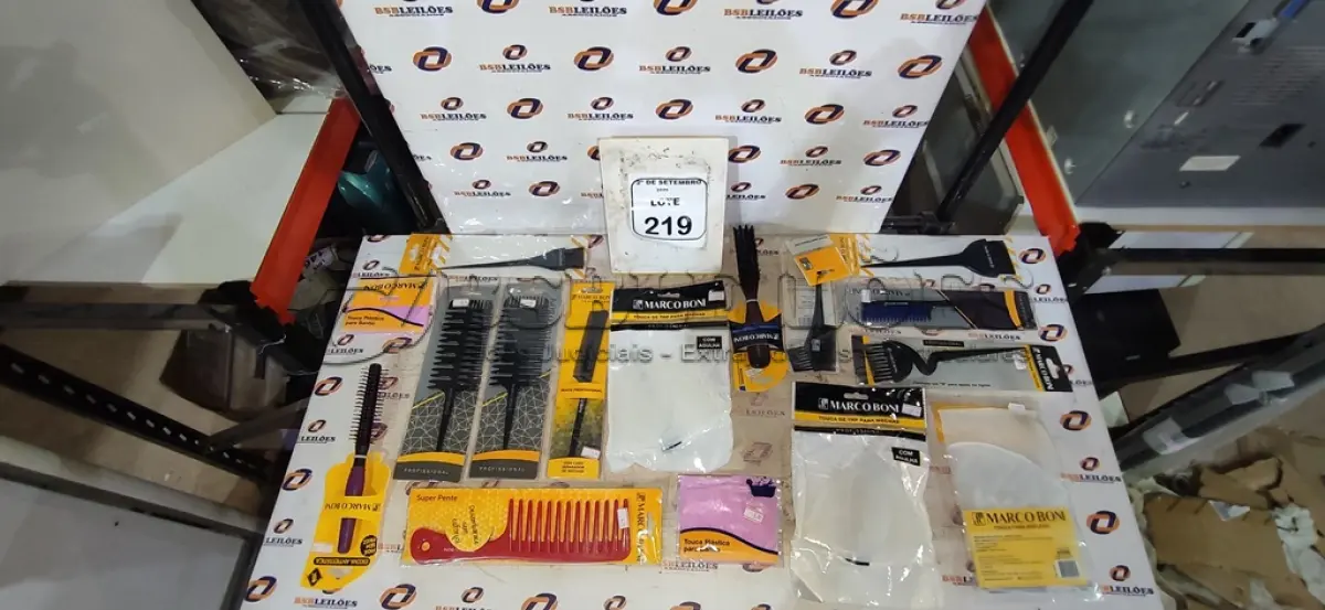 LOTE 219 - 01 LOTE COM UTENSÍLIOS DE HIGIENE E CUIDADOS PESSOAIS DIVERSOS. (NO ESTADO) ATENÇÃO! FAZER A VISITAÇÃO ANTES DE ARREMATAR, NÃO SABEMOS SE FUNCIONA, LEILÃO NÃO TEM GARANTIA E NEM DEVOLUÇÃO, SUJEITO A POSSÍVEIS AVARIAS VISÍVEIS/OCULTAS E/OU AUSÊNCIA DE COMPONENTES.