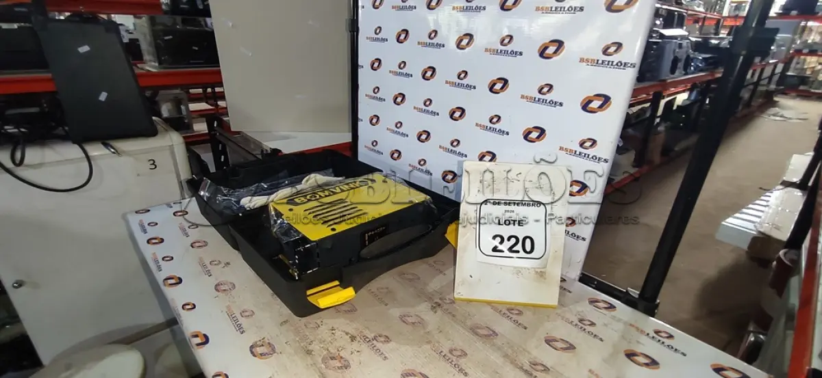 LOTE 220 - 01 MÁQUINA DE SOLDA COM ACESSÓRIOS MARCA BOMVINK. (NO ESTADO) ATENÇÃO! FAZER A VISITAÇÃO ANTES DE ARREMATAR, NÃO SABEMOS SE FUNCIONA, LEILÃO NÃO TEM GARANTIA E NEM DEVOLUÇÃO, SUJEITO A POSSÍVEIS AVARIAS VISÍVEIS/OCULTAS E/OU AUSÊNCIA DE COMPONENTES.