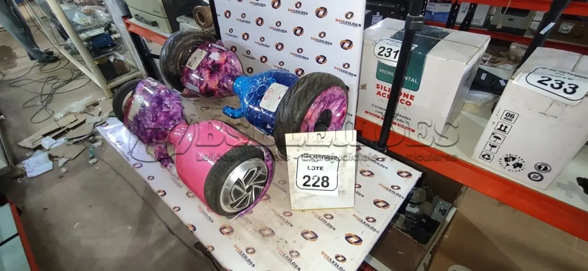 LOTE 228 - 02 HOVERBOARDS SEM CARREGADOR. (NO ESTADO) ATENÇÃO! FAZER A VISITAÇÃO ANTES DE ARREMATAR, NÃO SABEMOS SE FUNCIONA, LEILÃO NÃO TEM GARANTIA E NEM DEVOLUÇÃO, SUJEITO A POSSÍVEIS AVARIAS VISÍVEIS/OCULTAS E/OU AUSÊNCIA DE COMPONENTES.