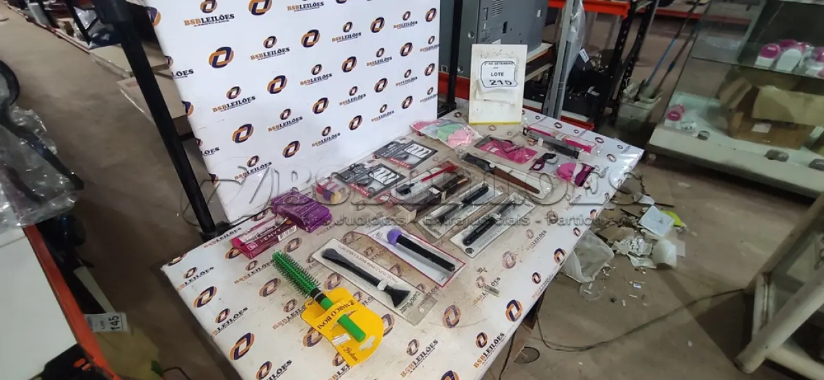 LOTE 215 - 01 LOTE COM UTENSÍLIOS DE HIGIENE E CUIDADOS PESSOAIS DIVERSOS. (NO ESTADO) ATENÇÃO! FAZER A VISITAÇÃO ANTES DE ARREMATAR, NÃO SABEMOS SE FUNCIONA, LEILÃO NÃO TEM GARANTIA E NEM DEVOLUÇÃO, SUJEITO A POSSÍVEIS AVARIAS VISÍVEIS/OCULTAS E/OU AUSÊNCIA DE COMPONENTES.