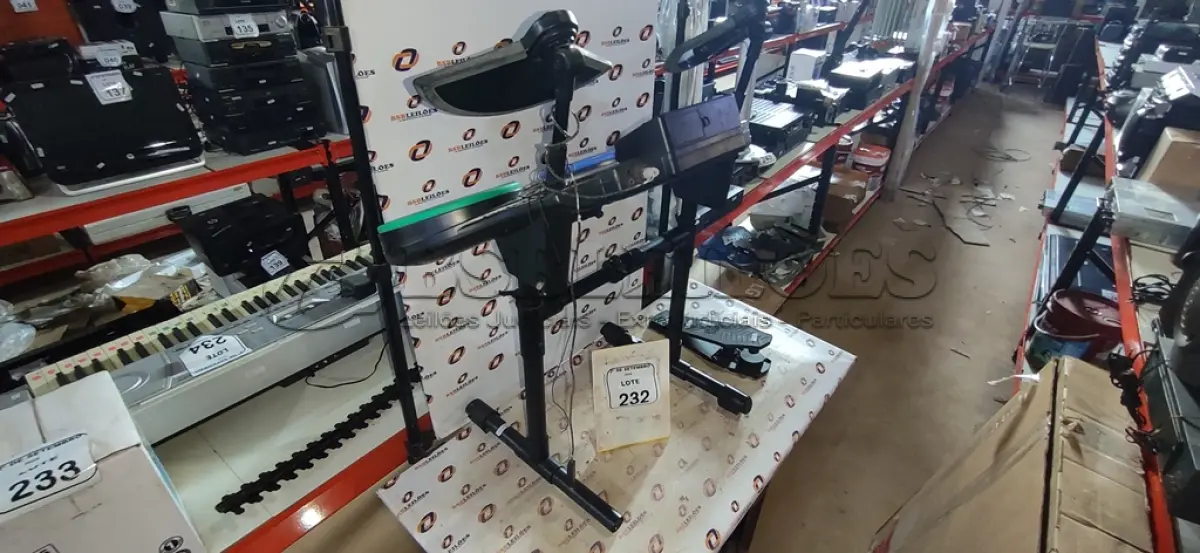 LOTE 232 - 01 BATERIA DE GUITAR HERO. (NO ESTADO) ATENÇÃO! FAZER A VISITAÇÃO ANTES DE ARREMATAR, NÃO SABEMOS SE FUNCIONA, LEILÃO NÃO TEM GARANTIA E NEM DEVOLUÇÃO, SUJEITO A POSSÍVEIS AVARIAS VISÍVEIS/OCULTAS E/OU AUSÊNCIA DE COMPONENTES.