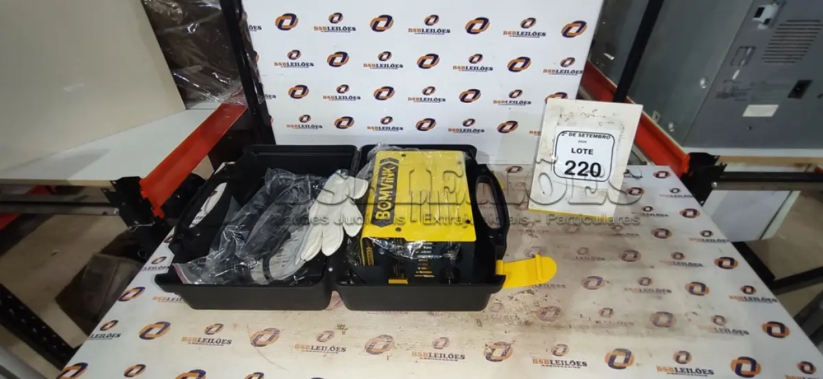 LOTE 220 - 01 MÁQUINA DE SOLDA COM ACESSÓRIOS MARCA BOMVINK. (NO ESTADO) ATENÇÃO! FAZER A VISITAÇÃO ANTES DE ARREMATAR, NÃO SABEMOS SE FUNCIONA, LEILÃO NÃO TEM GARANTIA E NEM DEVOLUÇÃO, SUJEITO A POSSÍVEIS AVARIAS VISÍVEIS/OCULTAS E/OU AUSÊNCIA DE COMPONENTES.