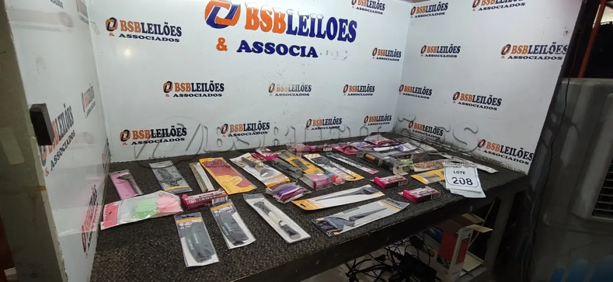 LOTE 208 - 01 LOTE COM UTENSÍLIOS DE HIGIENE E CUIDADOS PESSOAIS DIVERSOS. (NO ESTADO) ATENÇÃO! FAZER A VISITAÇÃO ANTES DE ARREMATAR, NÃO SABEMOS SE FUNCIONA, LEILÃO NÃO TEM GARANTIA E NEM DEVOLUÇÃO, SUJEITO A POSSÍVEIS AVARIAS VISÍVEIS/OCULTAS E/OU AUSÊNCIA DE COMPONENTES.