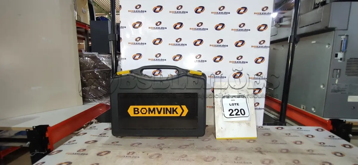 LOTE 220 - 01 MÁQUINA DE SOLDA COM ACESSÓRIOS MARCA BOMVINK. (NO ESTADO) ATENÇÃO! FAZER A VISITAÇÃO ANTES DE ARREMATAR, NÃO SABEMOS SE FUNCIONA, LEILÃO NÃO TEM GARANTIA E NEM DEVOLUÇÃO, SUJEITO A POSSÍVEIS AVARIAS VISÍVEIS/OCULTAS E/OU AUSÊNCIA DE COMPONENTES.