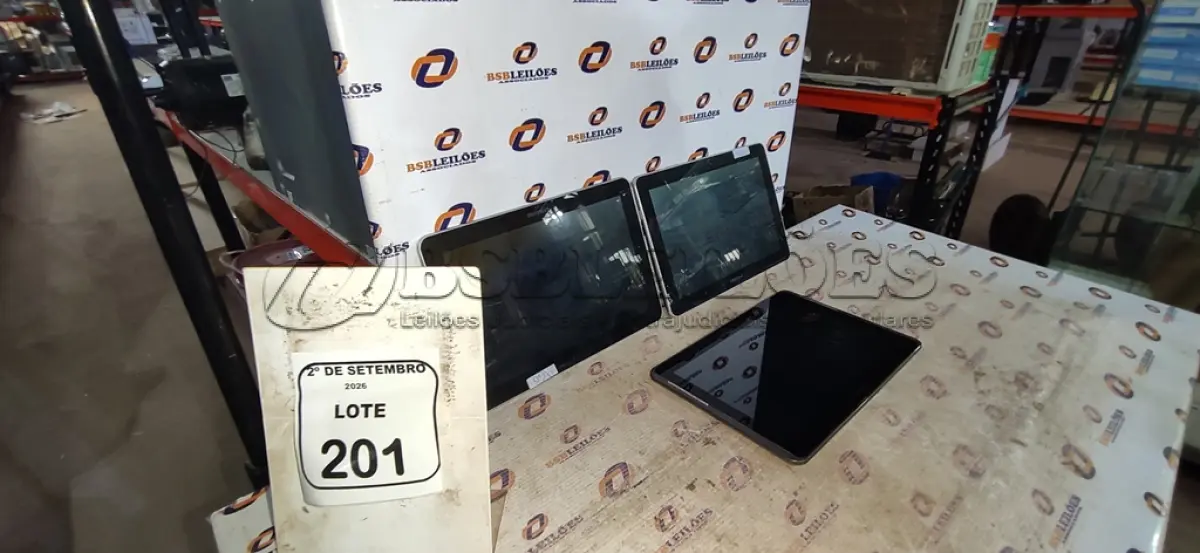 LOTE 201 - 03 TABLETS MARCA SAMSUNG SEM FONTE. (NO ESTADO) ATENÇÃO! FAZER A VISITAÇÃO ANTES DE ARREMATAR, NÃO SABEMOS SE FUNCIONA, LEILÃO NÃO TEM GARANTIA E NEM DEVOLUÇÃO, SUJEITO A POSSÍVEIS AVARIAS VISÍVEIS/OCULTAS E/OU AUSÊNCIA DE COMPONENTES.