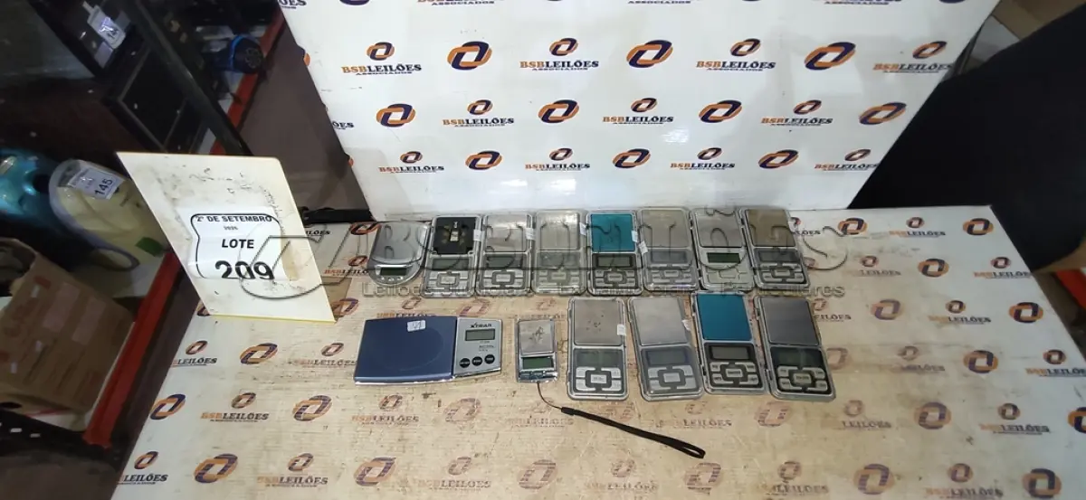 LOTE 209 - 14 MINI BALANÇAS DE PRECISÃO. (NO ESTADO) ATENÇÃO! FAZER A VISITAÇÃO ANTES DE ARREMATAR, NÃO SABEMOS SE FUNCIONA, LEILÃO NÃO TEM GARANTIA E NEM DEVOLUÇÃO, SUJEITO A POSSÍVEIS AVARIAS VISÍVEIS/OCULTAS E/OU AUSÊNCIA DE COMPONENTES.