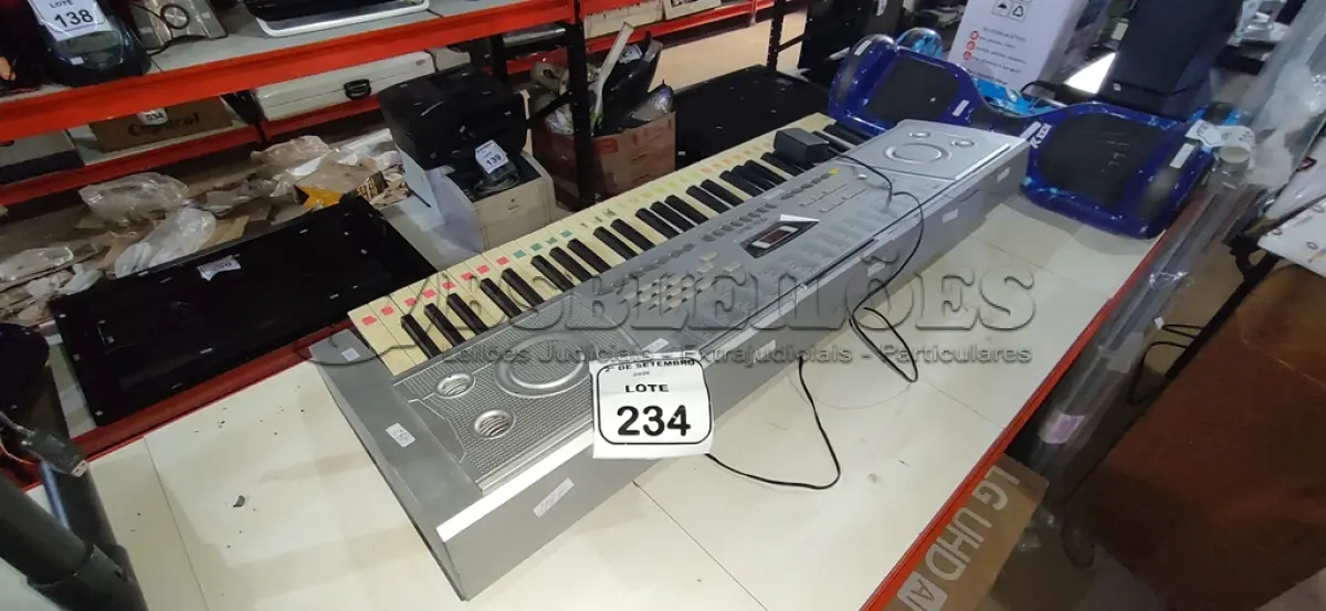 LOTE 234 - 01 TECLADO MUSICAL MODELO KB 224 MARCA KEY BLACK. (NO ESTADO) ATENÇÃO! FAZER A VISITAÇÃO ANTES DE ARREMATAR, NÃO SABEMOS SE FUNCIONA, LEILÃO NÃO TEM GARANTIA E NEM DEVOLUÇÃO, SUJEITO A POSSÍVEIS AVARIAS VISÍVEIS/OCULTAS E/OU AUSÊNCIA DE COMPONENTES.