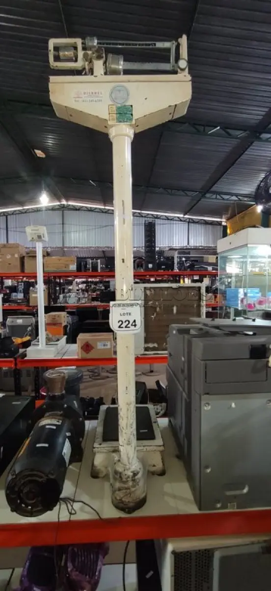 LOTE 224 - 01 BALANÇA ANTROPOMÉTRICA. (NO ESTADO) ATENÇÃO! FAZER A VISITAÇÃO ANTES DE ARREMATAR, NÃO SABEMOS SE FUNCIONA, LEILÃO NÃO TEM GARANTIA E NEM DEVOLUÇÃO, SUJEITO A POSSÍVEIS AVARIAS VISÍVEIS/OCULTAS E/OU AUSÊNCIA DE COMPONENTES.