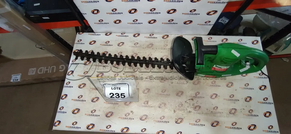 LOTE 235 - 01 MÁQUINA DE CORTAR CERCA VIVA MARCA TRAPP. (NO ESTADO) ATENÇÃO! FAZER A VISITAÇÃO ANTES DE ARREMATAR, NÃO SABEMOS SE FUNCIONA, LEILÃO NÃO TEM GARANTIA E NEM DEVOLUÇÃO, SUJEITO A POSSÍVEIS AVARIAS VISÍVEIS/OCULTAS E/OU AUSÊNCIA DE COMPONENTES.