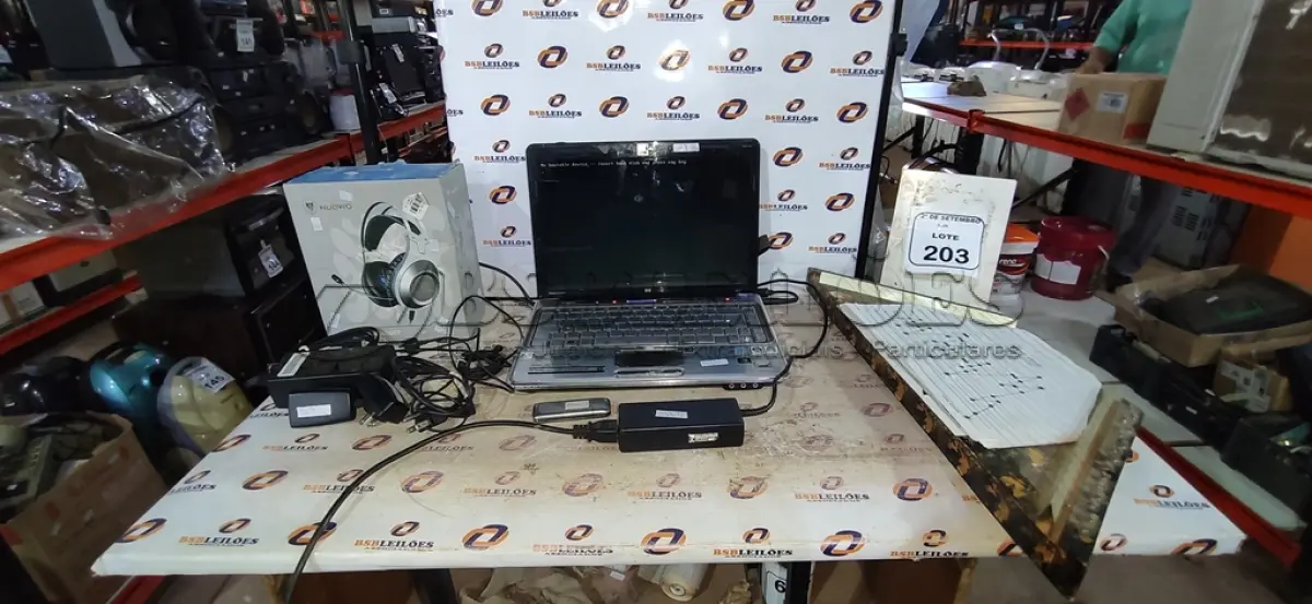 LOTE 203 - 01 NOTEBOOK MARCA HP COM FONTE, 01 MOLDEM, 01 HEADPHONE MARCA NUBWO E 01 CÍTARA COM PARTITURAS. (NO ESTADO) ATENÇÃO! FAZER A VISITAÇÃO ANTES DE ARREMATAR, NÃO SABEMOS SE FUNCIONA, LEILÃO NÃO TEM GARANTIA E NEM DEVOLUÇÃO, SUJEITO A POSSÍVEIS AVARIAS VISÍVEIS/OCULTAS E/OU AUSÊNCIA DE COMPONENTES.