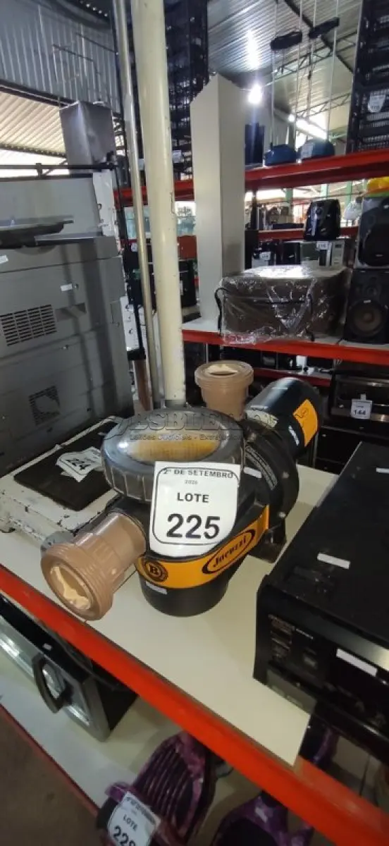 LOTE 225 - 01 BOMBA DE PISCINA MARCA JACUZZI MODELO 3B-T 3CV MOTOR DE INDUÇÃO GAIOLA WEG. (NO ESTADO) ATENÇÃO! FAZER A VISITAÇÃO ANTES DE ARREMATAR, NÃO SABEMOS SE FUNCIONA, LEILÃO NÃO TEM GARANTIA E NEM DEVOLUÇÃO, SUJEITO A POSSÍVEIS AVARIAS VISÍVEIS/OCULTAS E/OU AUSÊNCIA DE COMPONENTES.