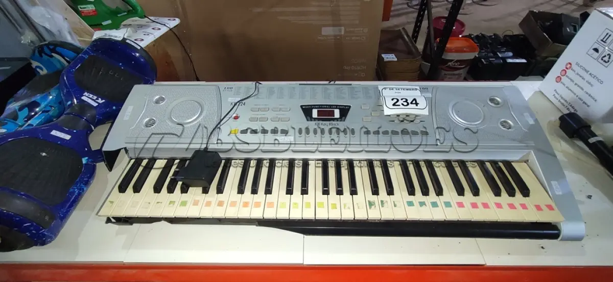 LOTE 234 - 01 TECLADO MUSICAL MODELO KB 224 MARCA KEY BLACK. (NO ESTADO) ATENÇÃO! FAZER A VISITAÇÃO ANTES DE ARREMATAR, NÃO SABEMOS SE FUNCIONA, LEILÃO NÃO TEM GARANTIA E NEM DEVOLUÇÃO, SUJEITO A POSSÍVEIS AVARIAS VISÍVEIS/OCULTAS E/OU AUSÊNCIA DE COMPONENTES.